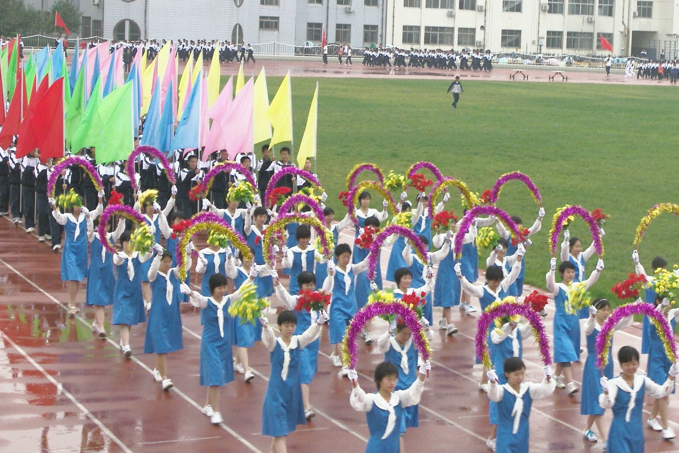 雨中盛開的花環(huán)