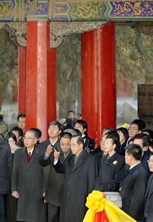 12月30日，日本首相福田康夫攜夫人來到山東省曲阜市，參觀孔廟。