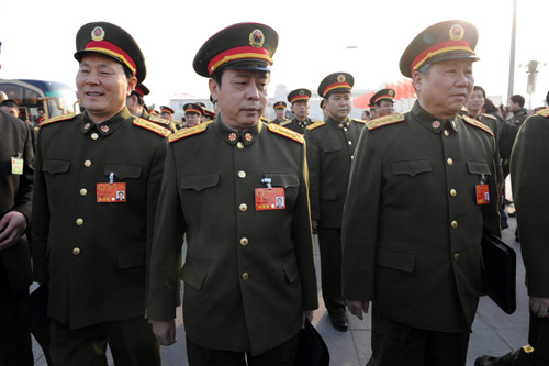 3月5日，解放軍代表團抵達天安門廣場。