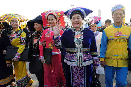 3月5日，幾位少數(shù)民族代表走向人民大會堂。