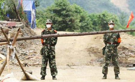 武警和警察在通往北川縣城的道路上設(shè)卡，所有人員均不得進(jìn)入縣城。