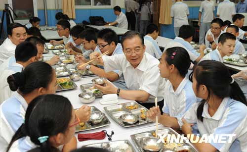這是9月4日，在北京市第三十五中學(xué)，溫家寶和同學(xué)們一起共進午餐。 