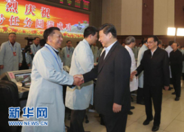 12月15日，中共中央總書記、國家主席、中央軍委主席習(xí)近平，中共中央政治局常委、國務(wù)院總理李克強(qiáng)到北京航天飛行控制中心觀看嫦娥三號著陸器、巡視器互拍成像，向全體參研參試人員表示熱烈祝賀和誠摯慰問。新華社記者丁林?jǐn)z